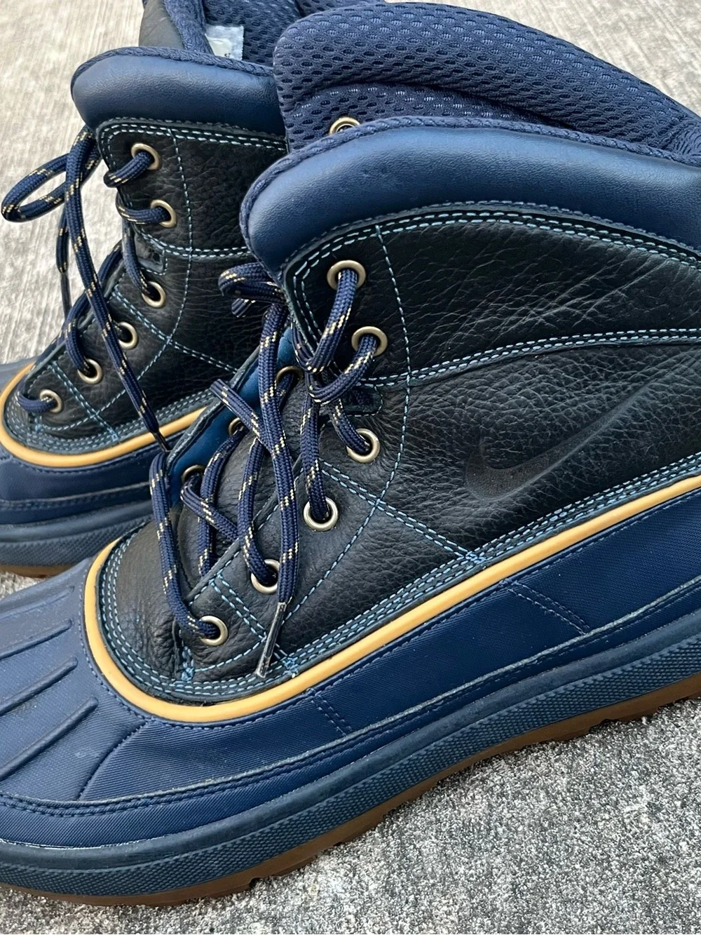 Nike Men's Navy and Tan Outdoor Lace-Up Boots
